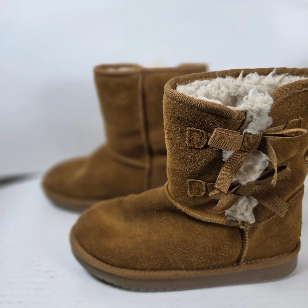 Koolaburra by UGG Victoria Short Chestnut‎ Suede Bow Boots Mens 3 Womens 5